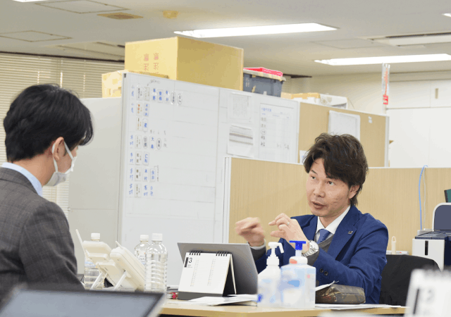 オフィスで社員と話し合い
