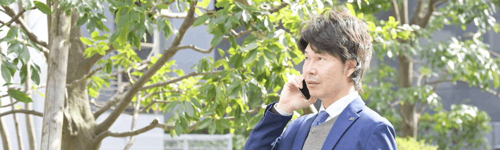 外でお客様と電話