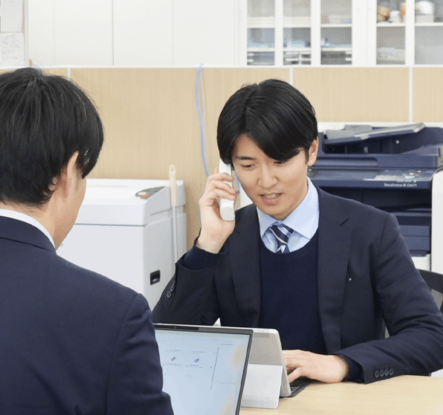 タブレットを見ながら電話をする