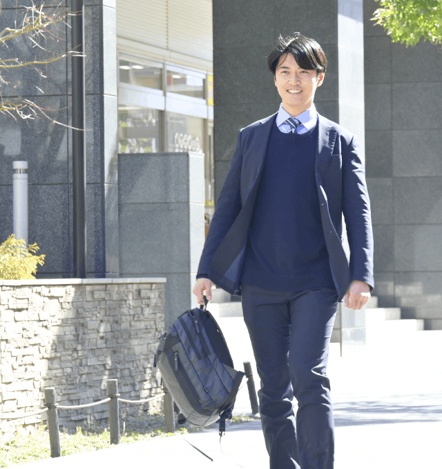 外で歩いている