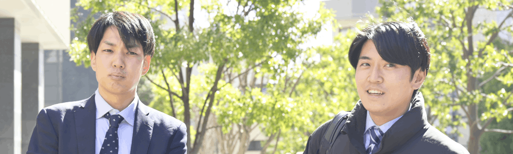 外で同僚といる