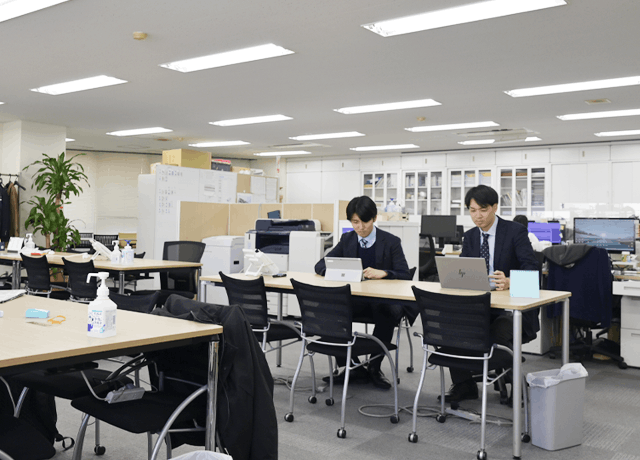 オフィスで仕事中