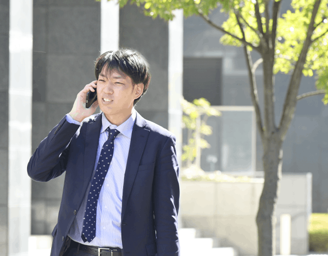 外出先で電話をしている
