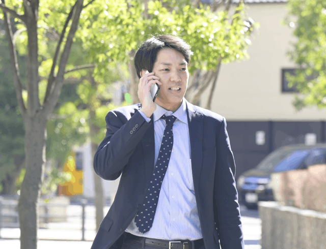 オフィスで電話で話している