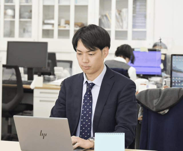 オフィスでパソコンで仕事中