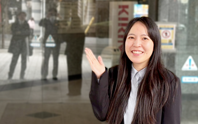 ビルの前でポーズ