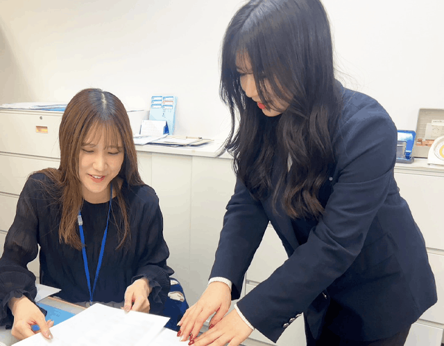 社内で同僚と打ち合わせ