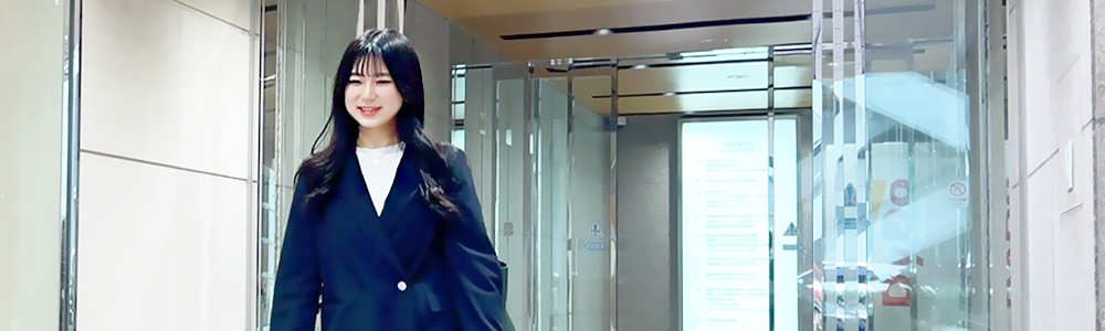 ビルの入口から歩いて出る