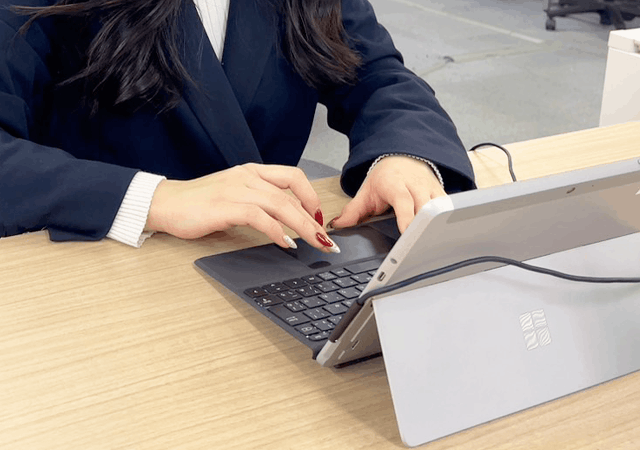 タブレットを操作中