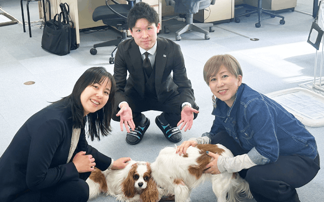 社員犬とたわむれる盛岡営業所の社員たち