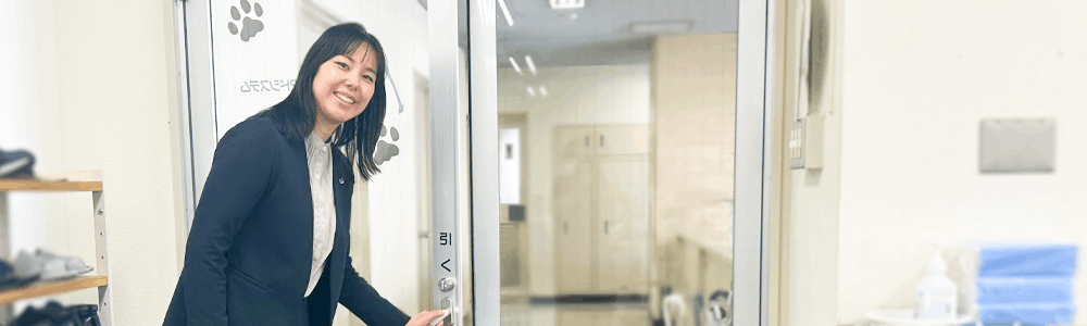 オフィスの扉を開けて「行ってきます」