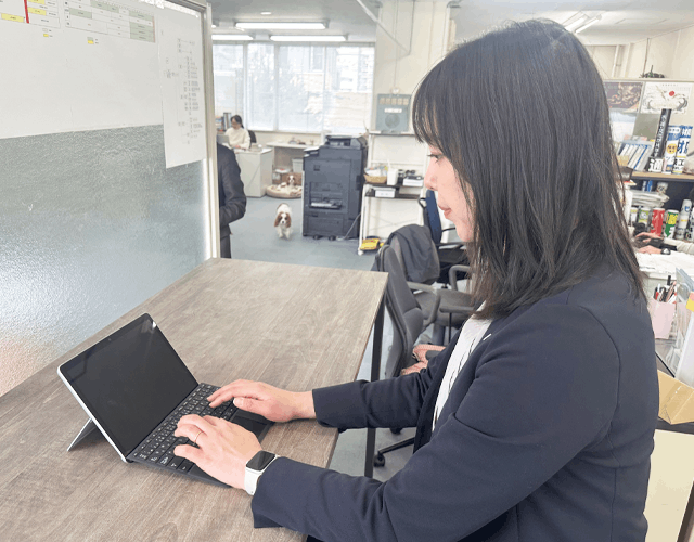 オフィスでタブレットを使って仕事