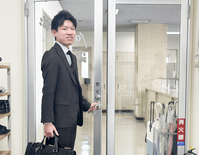 オフィスの扉を開けて出発